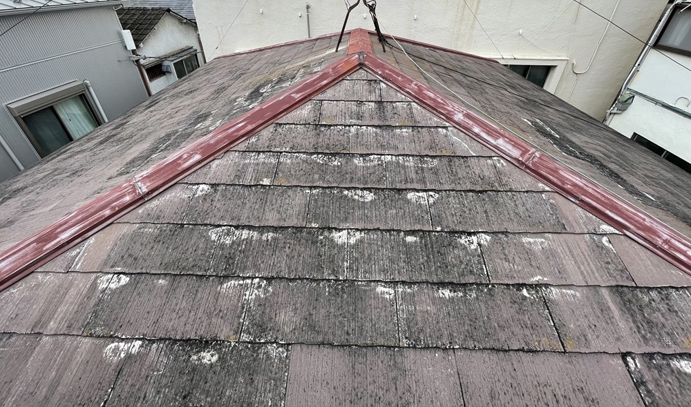 色褪せ塗装が剥がれたスレート屋根