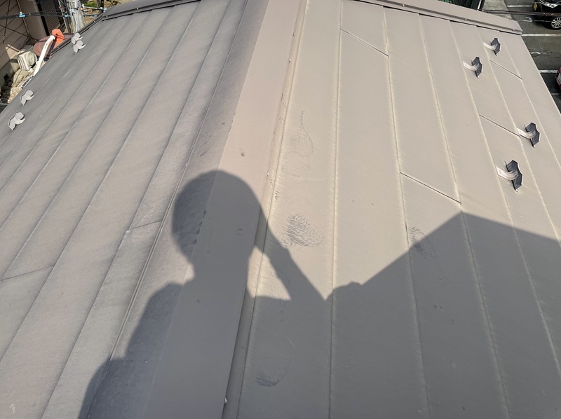大田区中央で色褪せた金属屋根塗装のため点検の様子