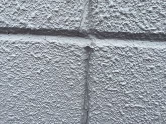ALC外壁からの雨漏りは劣化したシーリングやクラックが原因！？シーリング補修と外壁塗装で雨漏りを解消しましょう！