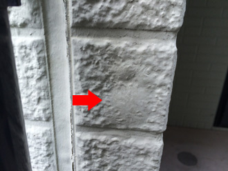 外壁に発生した塗膜の膨らみ