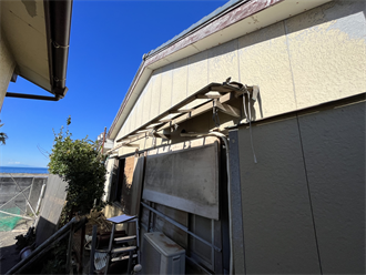 館山市湊で強風により雨戸や庇が飛散してしまった、火災保険を使用して修復工事