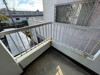 松戸市栄町にてアパート共用部に設置された手摺をクリーンマイルドウレタン（55-80A）で塗装