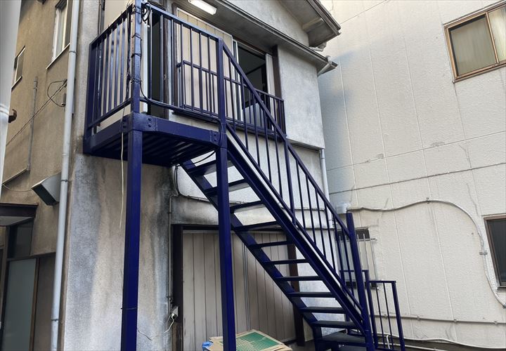 荒川区町屋にて鉄骨階段の補修を行った後、クリーンマイルドウレタン（ブルー）を使用した塗装工事を実施