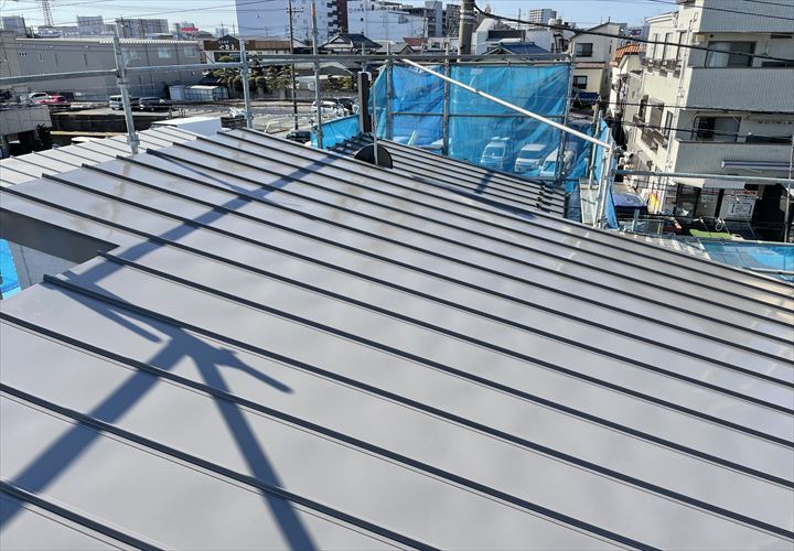 足立区鹿浜にてエスケープレミアム無機ルーフを使用し屋根塗装工事を実施致しました！施工状況や費用をご紹介しております