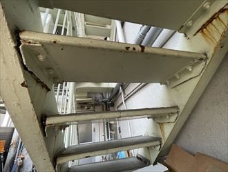 豊島区根津にて鉄骨階段の調査を実施　塗装の剥がれや腐食を確認