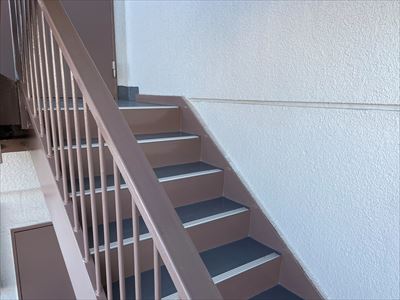 江戸川区北小岩のマンションにてワンツーマイルド（15-50D）を使用し鉄骨階段などの鉄部塗装工事を実施
