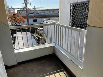 松戸市栄町にてアパート共用部に設置された手摺をクリーンマイルドウレタン（55-80A）で塗装
