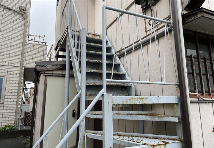 江戸川区西瑞江にて鉄骨階段の無料点検を実施致しました！塗装が劣化し錆が発生しております
