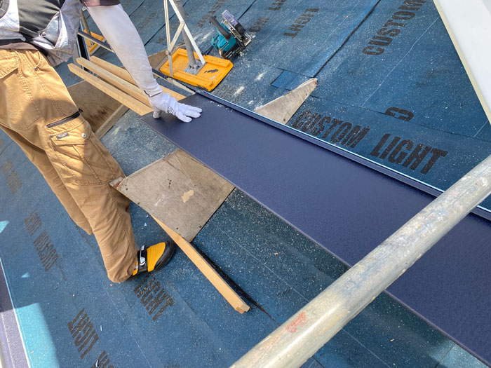 スーパーガルテクトで高性能な屋根リフォーム、防水紙設置の重要性と屋根カバー工法