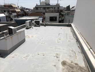 豊島区巣鴨で雨漏りが発生している屋上にウレタン塗膜防水（通気緩衝工法）を実施