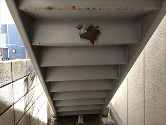 豊島区巣鴨にて屋外に設置された鉄製階段の調査を行いメンテナンスのご提案