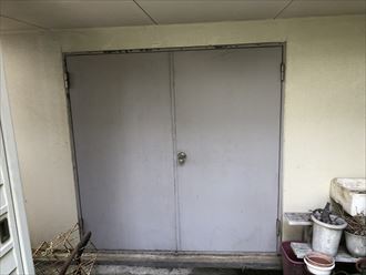 鉄製のドア