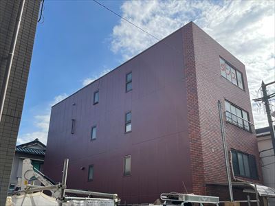 足立区綾瀬の4階建てのビルにてエスケープレミアムシリコン（07-30F）を使用した外壁塗装工事を実施
