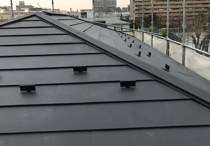 屋根カバー工法の施工が完了した屋根