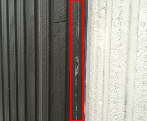 黒い外壁面では塗装の剥がれを確認