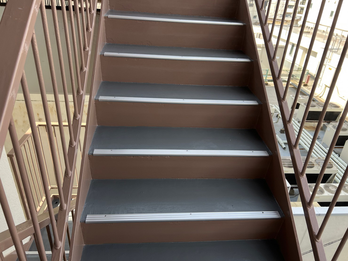 江戸川区北小岩のマンションにてワンツーマイルド（15-50D）を使用し鉄骨階段などの鉄部塗装工事を実施