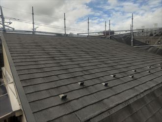 板橋区若木にて築14年経過し劣化したスレート屋根をヤネフレッシュSi（SR-110）を使用し屋根塗装工事を実施