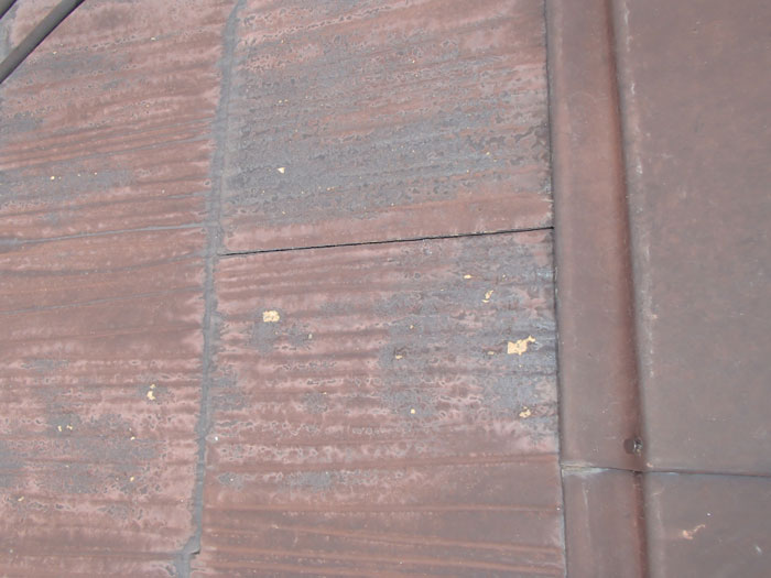 屋根の塗装前調査　塗膜が剥がれている