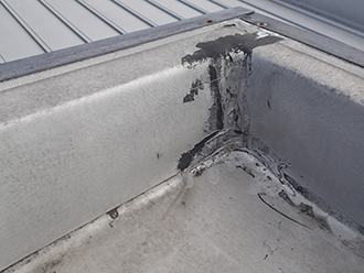 屋上防水の補修跡