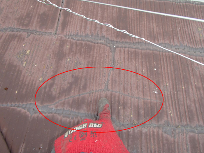 屋根の塗装前調査　スレートが割れている