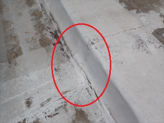 木更津市畑沢の陸屋根造りの建物の雨漏り調査、防水層の傷みが原因