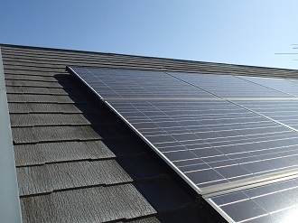 品川区小山台で太陽光パネルが設置されたスレート屋根塗り替え前の点検