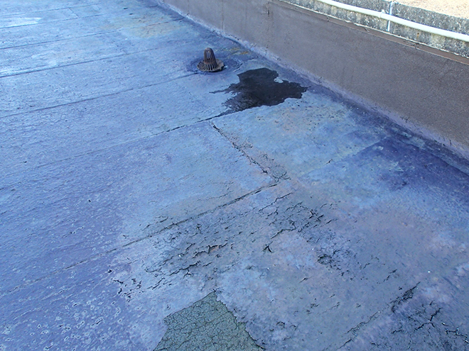 品川区西大井にて陸屋根のシート防水が原因で雨漏り発生