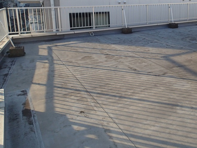 品川区南大井でシート防水がめくれ破れているビル屋上を点検