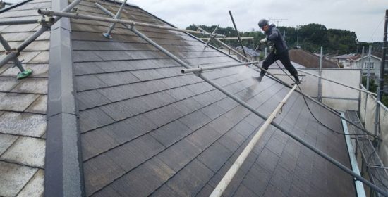 君津市で屋根の塗り替え開始、急傾斜の屋根には屋根足場を組みます
