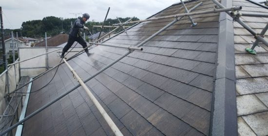 木更津市｜屋根塗装前に高圧洗浄で古い汚れや旧塗膜を洗い流しましょう