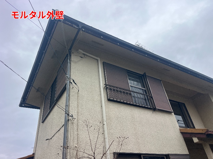 モルタル外壁の劣化サインとは?吹き付け塗装の特徴と外壁の汚れ・クラック対策を解説