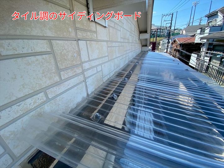 3. 自然石風・明るめカラーのタイル調サイディング