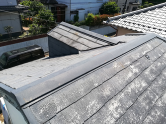 屋根塗装前の塗装が剥げかけたスレート屋根