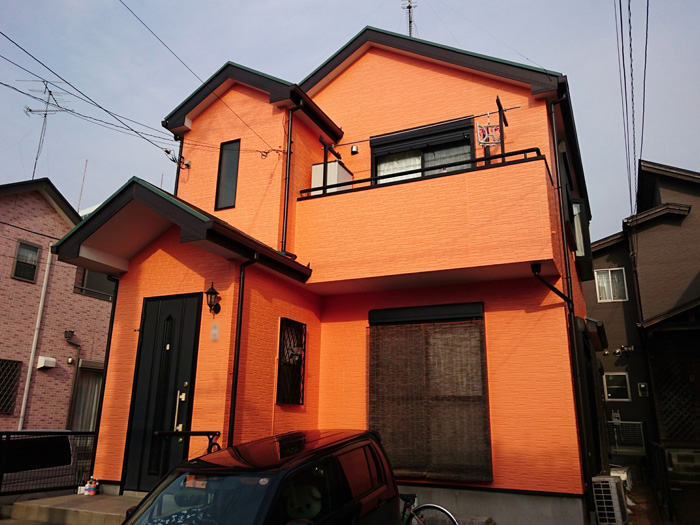 オレンジの外壁