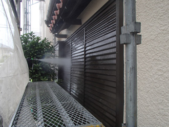 船橋市駿河台にて外壁塗装前、生憎の雨ですが高圧洗浄をして汚れを洗い流します