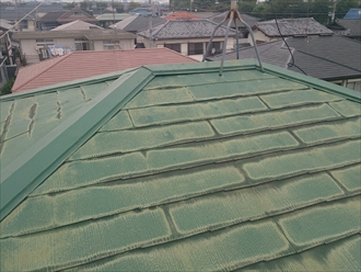 藤沢市葛原にて築28年経過したスレート屋根にベスコロフィラーとファインパーフェクトベストによる屋根塗装工事を行いました