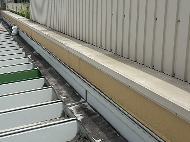 鎌ケ谷市鎌ケ谷にて雨漏りした笠木にブリッジシール工事を施してメンテナンスしました