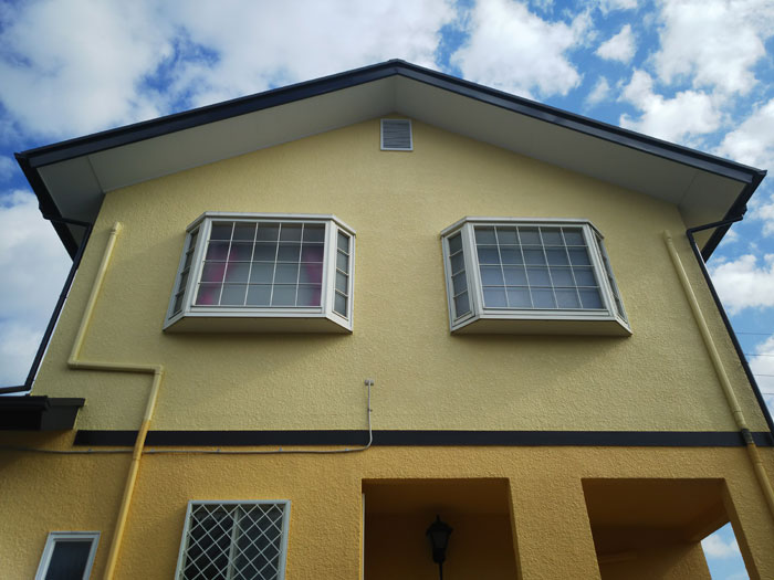 屋根外壁塗装　完工　黄色の外壁　イエローの外壁