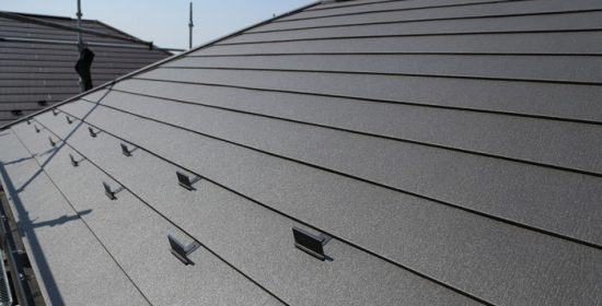 ガルバリウムで軽量化！外壁塗装と一緒に屋根カバー工事はいかがでしょうか？