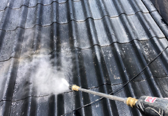 屋根を高圧洗浄する様子