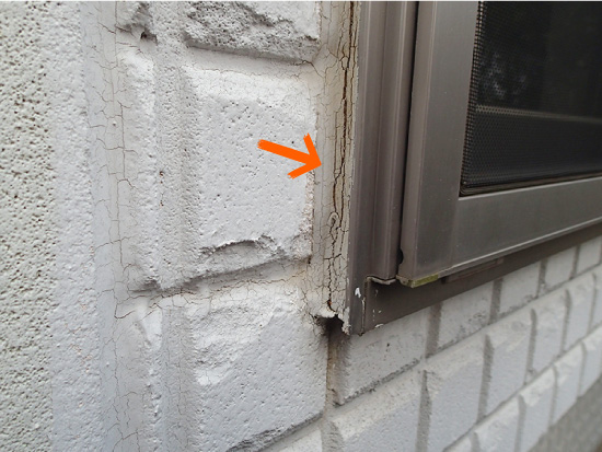 サッシ枠がかなり危険なシーリング例