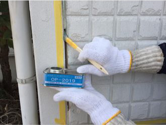 シーリング材を剥がしてプライマー塗布