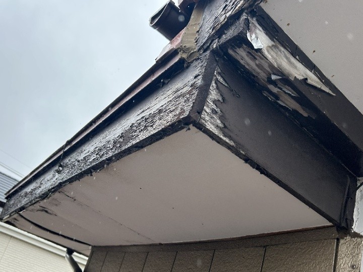 破風板の塗膜剥離と傷みの進行