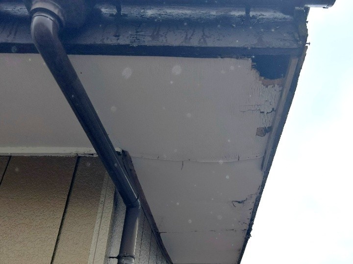 軒天の欠けと表面の劣化