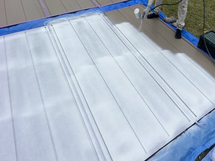 雨戸の下塗り吹付け