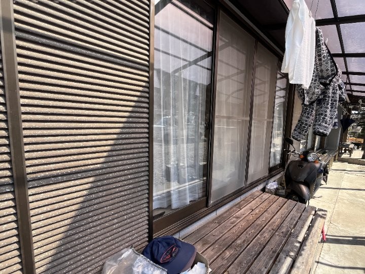 劣化した雨戸と戸袋