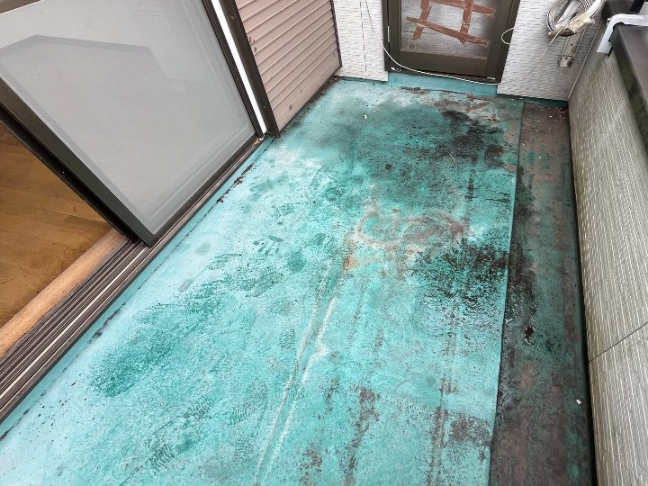 劣化したベランダ床