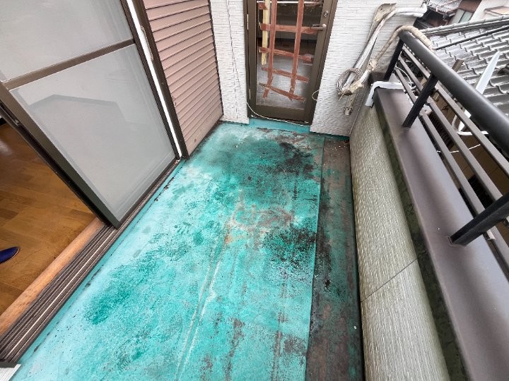 雨漏りしたベランダの状態