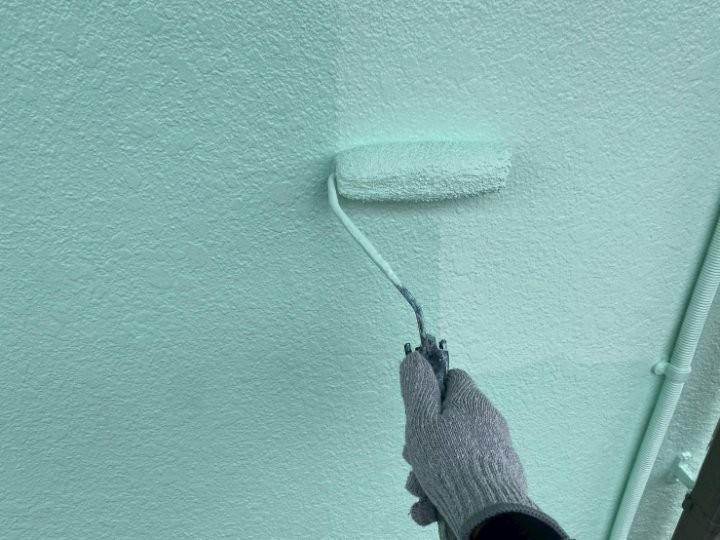 外壁の上塗り作業