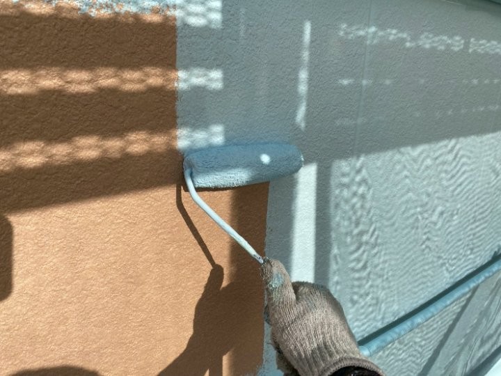 外壁の中塗り作業
